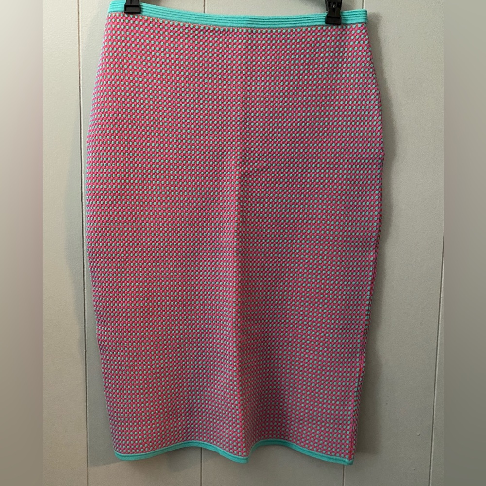 Used once -stretchy pencil cut skirt in very good condition